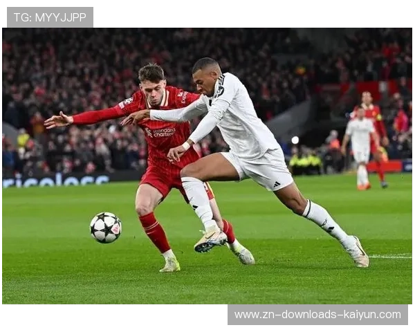 终场哨响，利物浦小将布拉德利膝伤离场瞬间