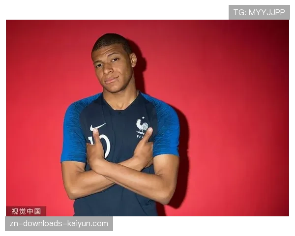 赛后混合采访区，姆巴佩简短回应转会传闻：“我现在只专注巴黎。”