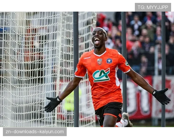 通讯：洛里昂主场突降大雨，工作人员紧急铺撒吸水材料